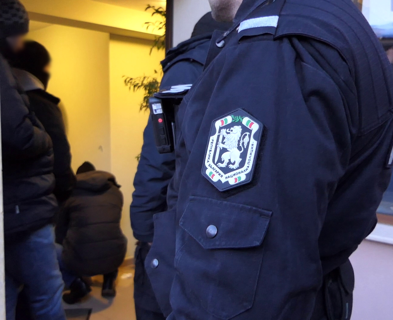 Ужас с полицай в Пловдивско, борят се за живота му