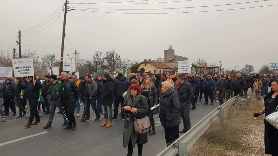 БЛИЦ TV: Стотици на протест в Пловдивско, блокираха път с тежка техника