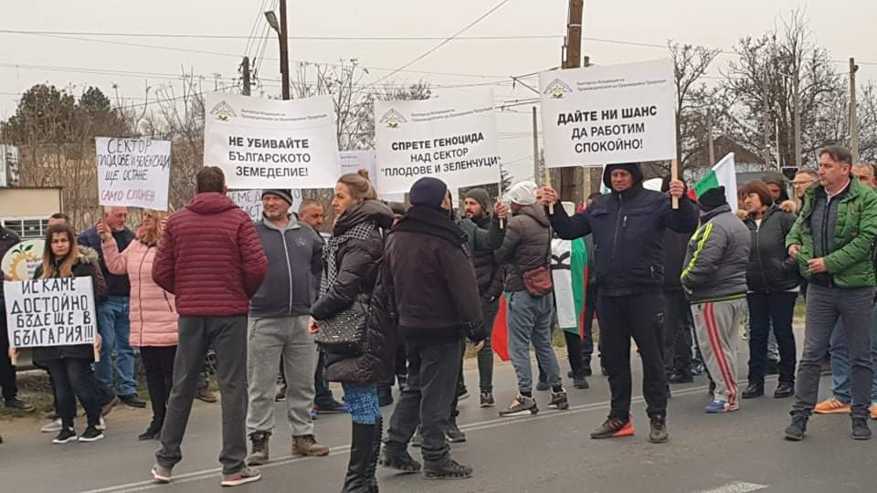 БЛИЦ TV: Стотици на протест в Пловдивско, блокираха път с тежка техника