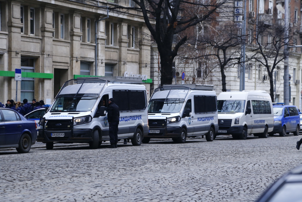 Почерня от полиция пред МС заради протеста на ГЕРБ за Борисов СНИМКИ 