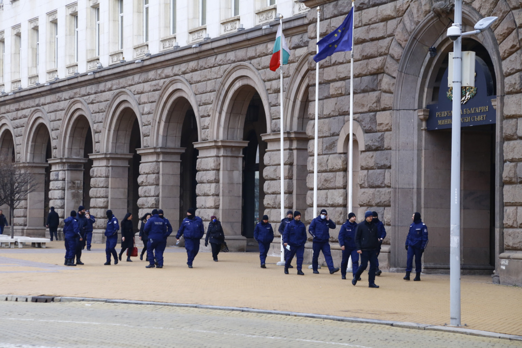 Почерня от полиция пред МС заради протеста на ГЕРБ за Борисов СНИМКИ 