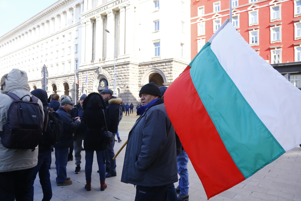 Протест на ГЕРБ спряха движението в център на София НА ЖИВО