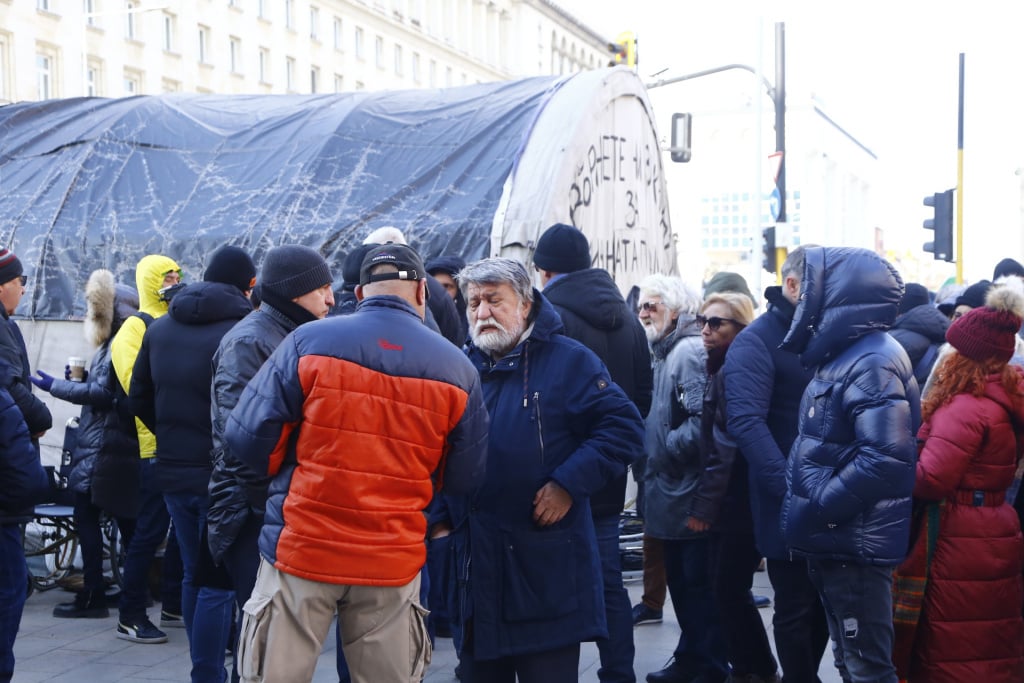 Протест на ГЕРБ спряха движението в център на София НА ЖИВО