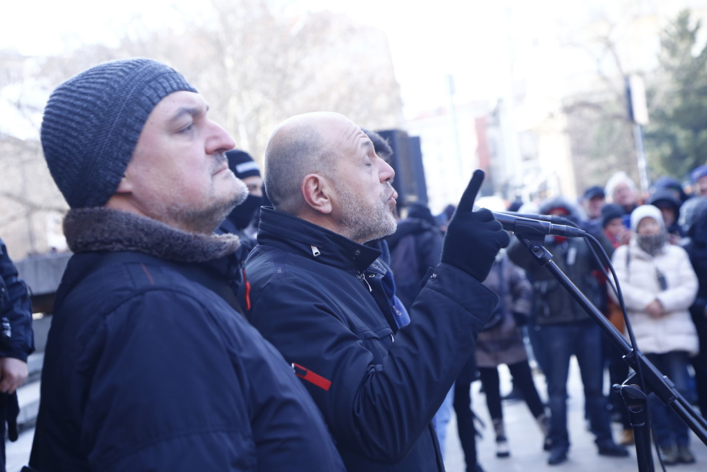 Борисов излъчва НА ЖИВО протеста на ГЕРБ пред МС, Петков се спотаи СНИМКИ