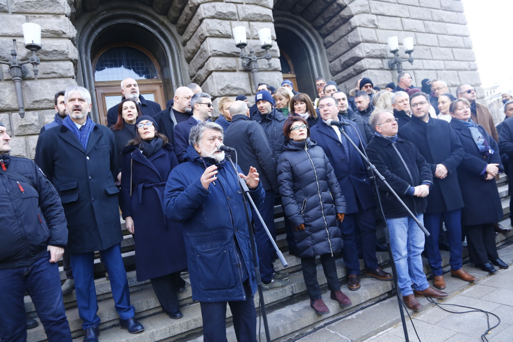 Борисов излъчва НА ЖИВО протеста на ГЕРБ пред МС, Петков се спотаи СНИМКИ