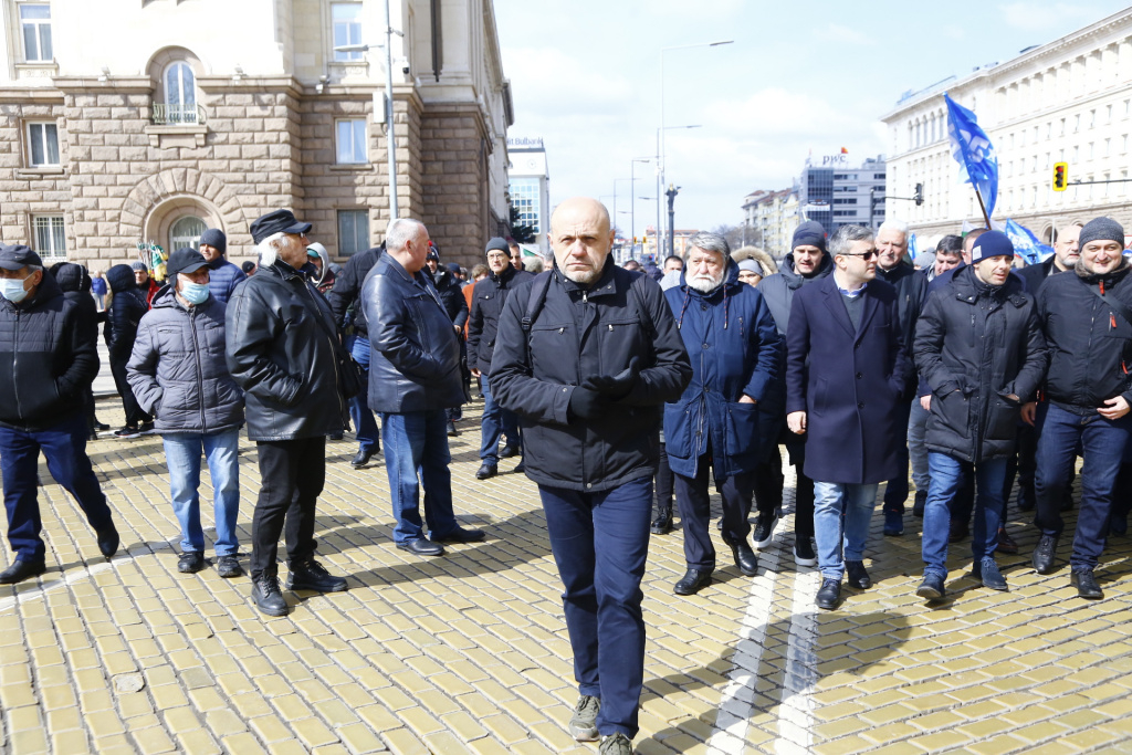 Протестът на ГЕРБ се мести из София, мина през МВР и... ВИДЕО