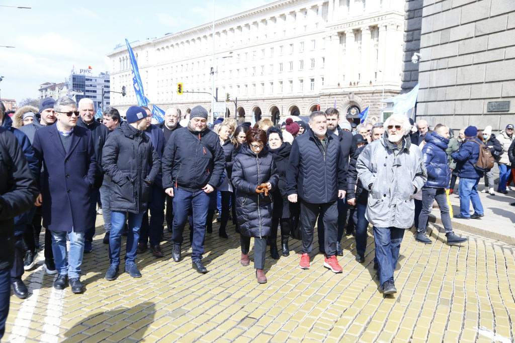 Протестът на ГЕРБ се мести из София, мина през МВР и... ВИДЕО