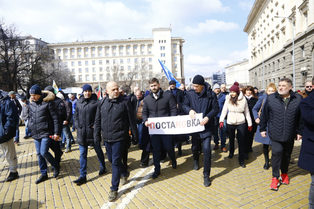 Протестът на ГЕРБ се мести из София, мина през МВР и... ВИДЕО