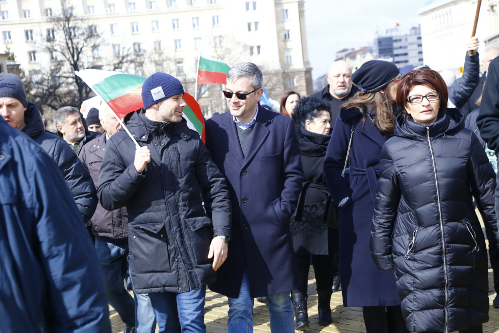 Протестът на ГЕРБ се мести из София, мина през МВР и... ВИДЕО