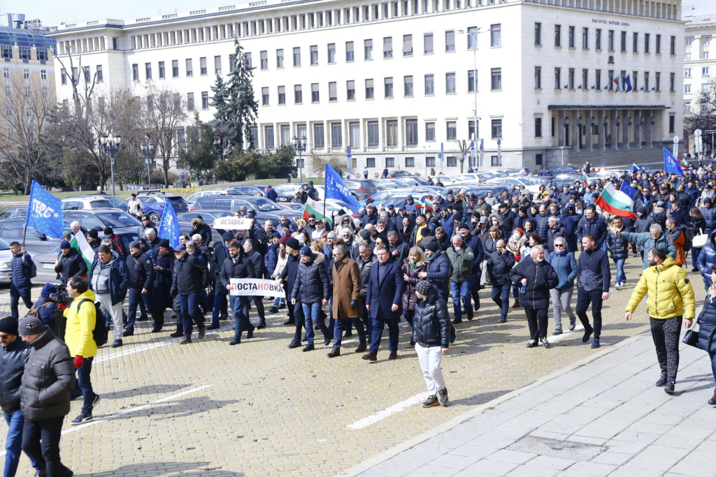 Протестът на ГЕРБ се мести из София, мина през МВР и... ВИДЕО