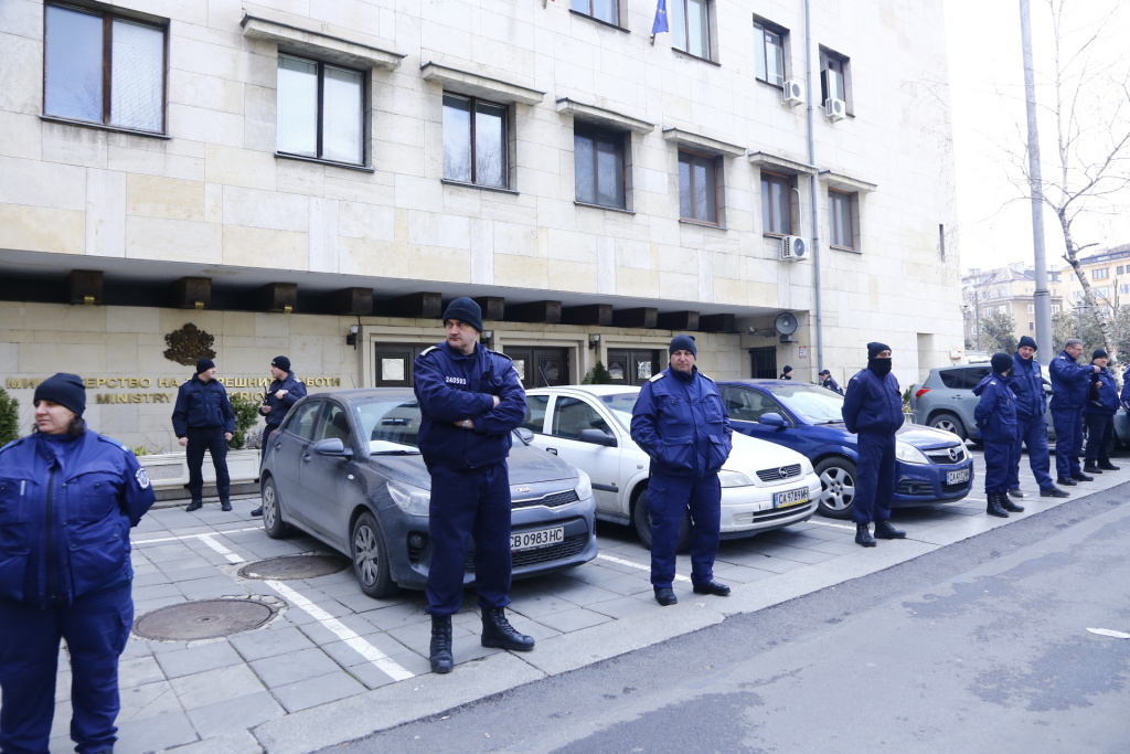 Протестът на ГЕРБ се мести из София, мина през МВР и... ВИДЕО