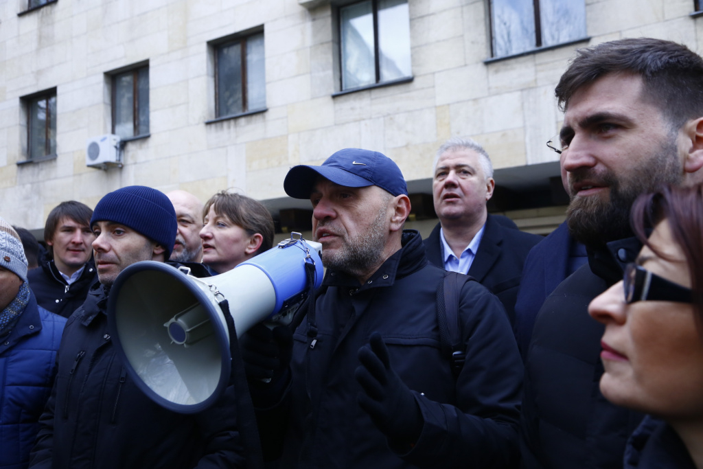 Протестът на ГЕРБ се мести из София, мина през МВР и... ВИДЕО