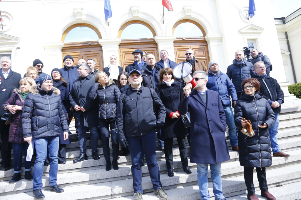 Протестът на ГЕРБ се мести из София, мина през МВР и... ВИДЕО