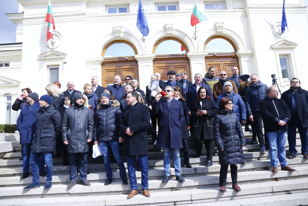 Протестът на ГЕРБ се мести из София, мина през МВР и... ВИДЕО