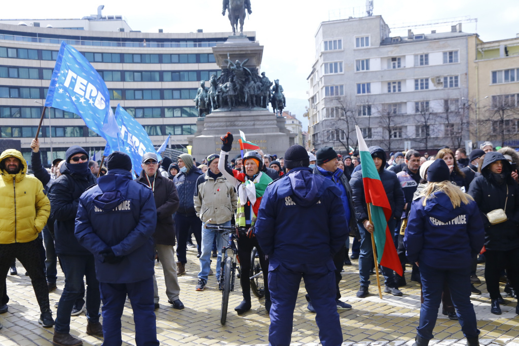 Протестът на ГЕРБ се мести из София, мина през МВР и... ВИДЕО