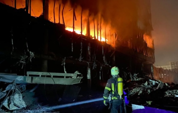 Страшен пожар и загинали в Киев след руски обстрел СНИМКИ
