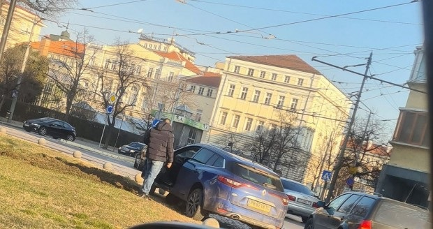 Софиянци осмяха пловдивски шофьор "кацнал" върху колчета на паметника Левски