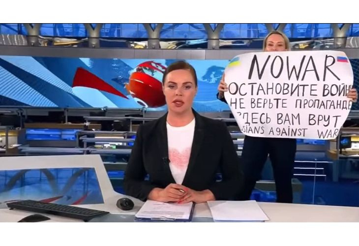 Шокираща версия: Руската журналистка Марина Овсянникова била британска шпионка