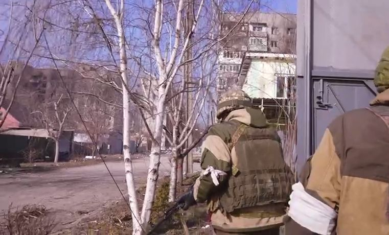 Ето как "Азов" се изнизва скришом от Мариупол ВИДЕО
