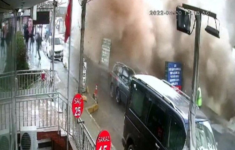 Жилищен блок се срути внезапно в Истанбул ВИДЕО