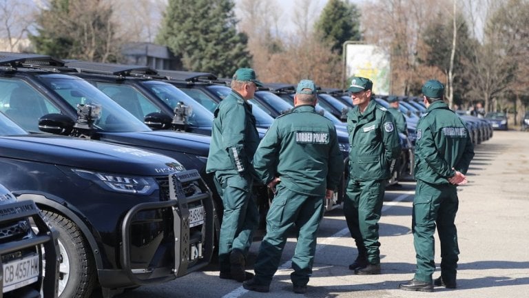 Премиерът Петков ще спре ли безобразието на МВР, което ще остави Гранична полиция без униформи  насред войната и бежанската криза?