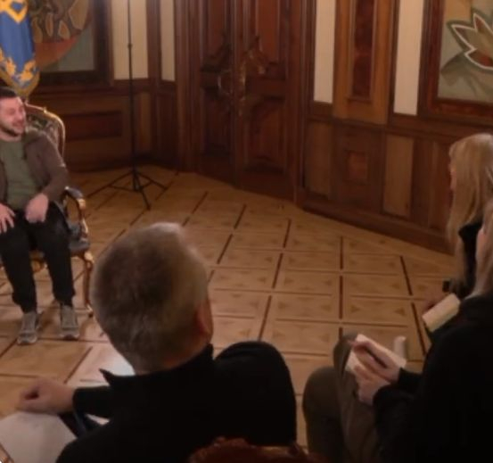 Зеленски избухна в смях заради въпрос на русокоса журналистка ВИДЕО