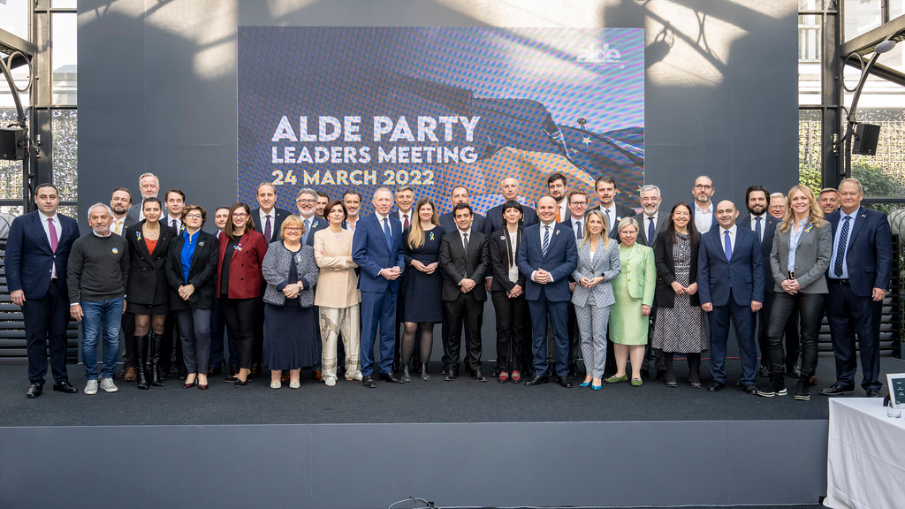 Мустафа Карадайъ участва в лидерската среща на партия АЛДЕ СНИМКИ