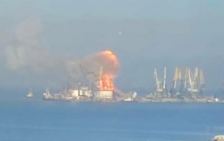 Адът слезе в Бердянск: Украински диверсанти взривиха голям руски кораб с много десантчици и танкове ВИДЕО