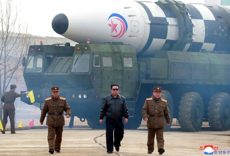 Епично ВИДЕО: Ким Чен Ун като супергерой разпореди изстрелването на "Хвасон -17"  