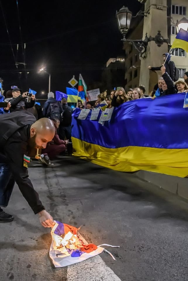 Кметско синче се изцепи: Видяхте ли как запалих руското знаме в София! СНИМКИ