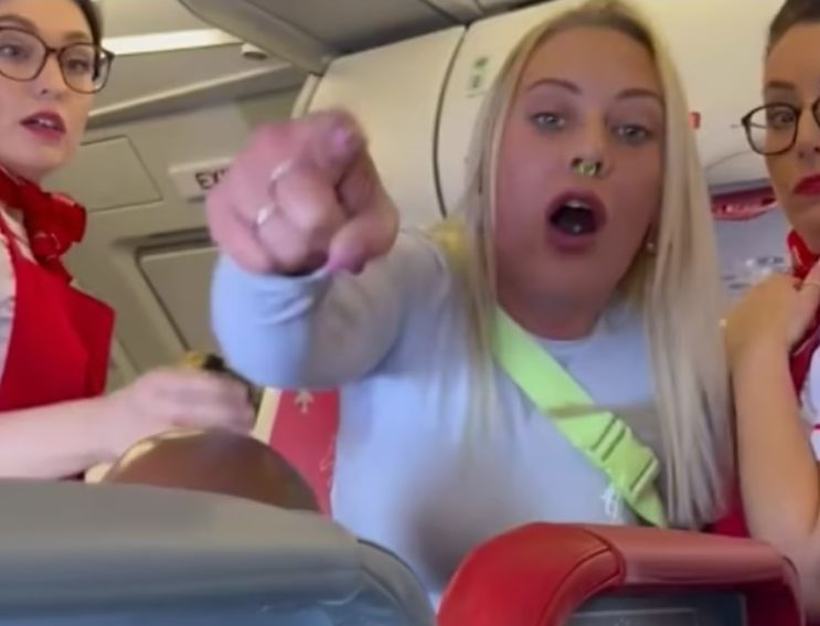 Шок на полет за Анталия! Блондинка шамаросва пътници и напира да отваря вратите във въздуха ВИДЕО