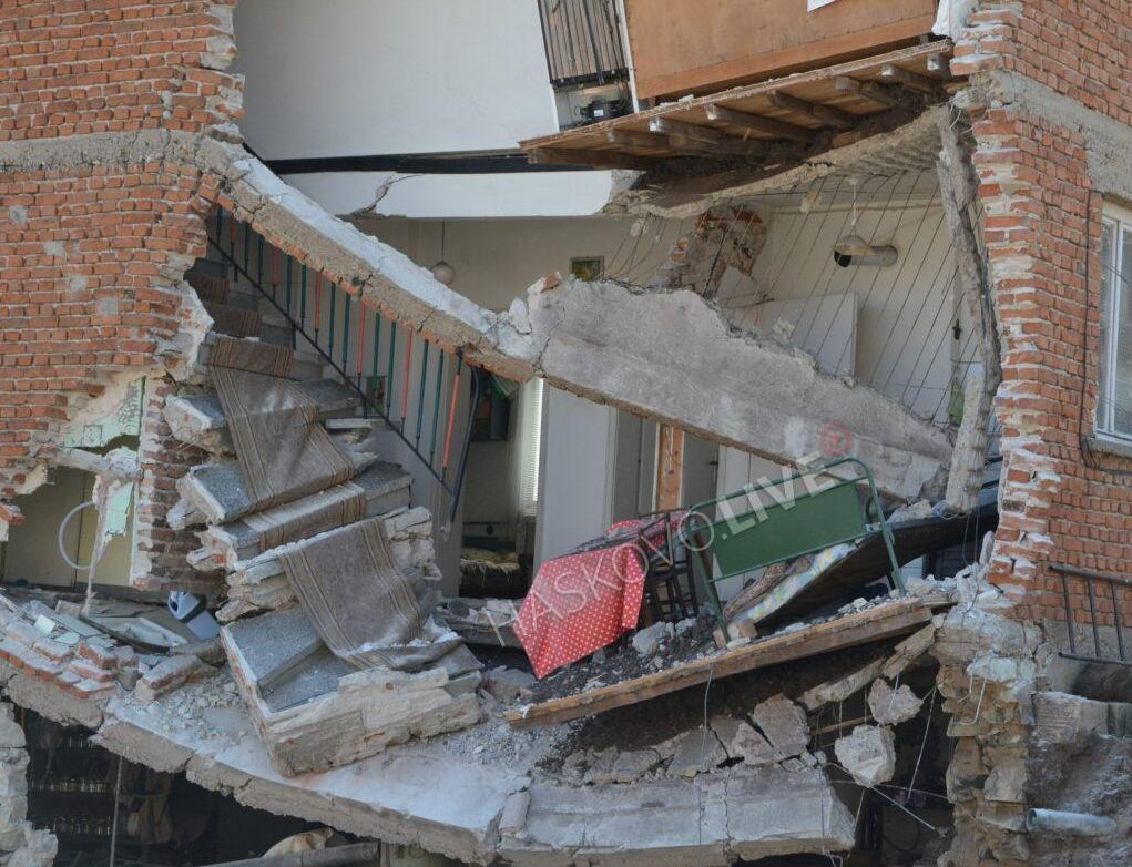 Пишман строители направиха голяма беля с къща в Хасково, собствениците оцеляха по чудо СНИМКИ