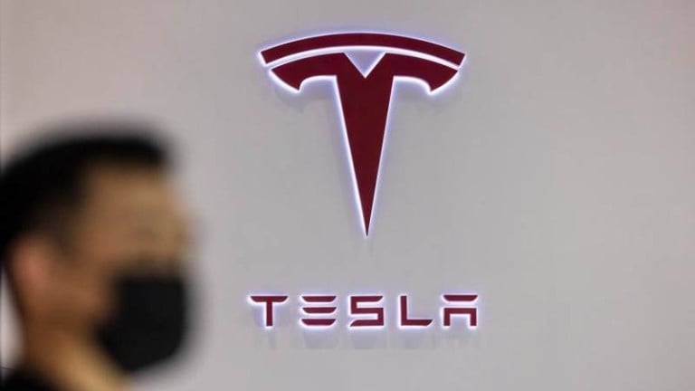 "Тесла" спря производството във фабриката си в Шанхай заради бум на К-19