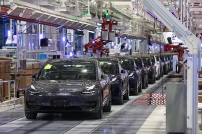 "Тесла" спря производството във фабриката си в Шанхай заради бум на К-19