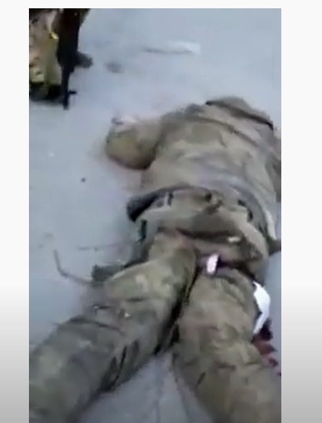 Брутално ВИДЕО 18+ с гаври, изтезания и убийства на пленени руски войници в Украйна потресе света