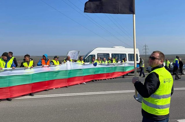 Служители на Автомагистрали - Черно море блокираха АМ „Хемус“