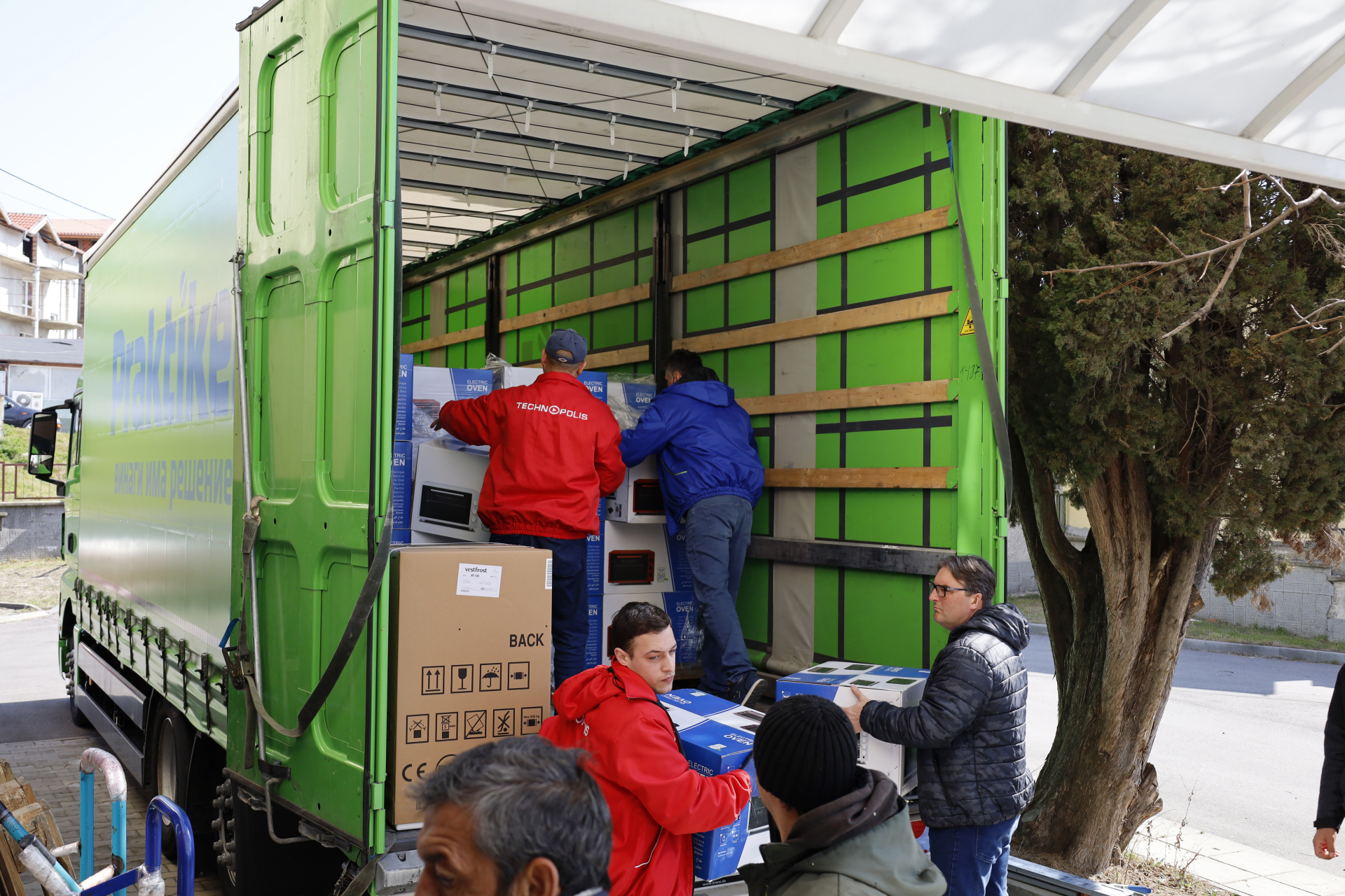 Технополис и Практикер даряват оборудване на жилища за настаняване на украински бежанци