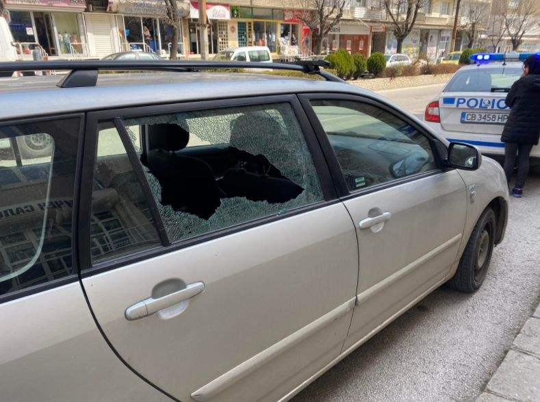 Стрелба в центъра на Казанлък посред бял ден СНИМКИ