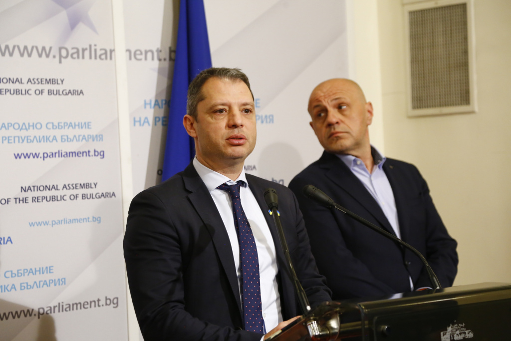 ФАКТУРИ показват как Петков и Василев са прецакали с над 180 млн. евро България в услуга на посредниците на газ