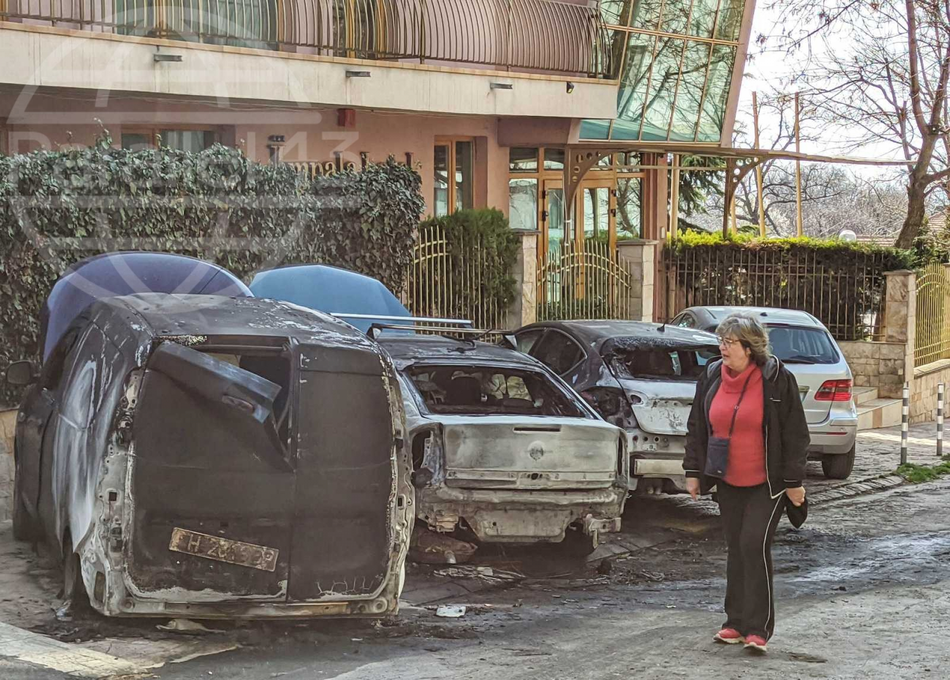 Огнена стихия обхвана автомобили във Варна СНИМКИ