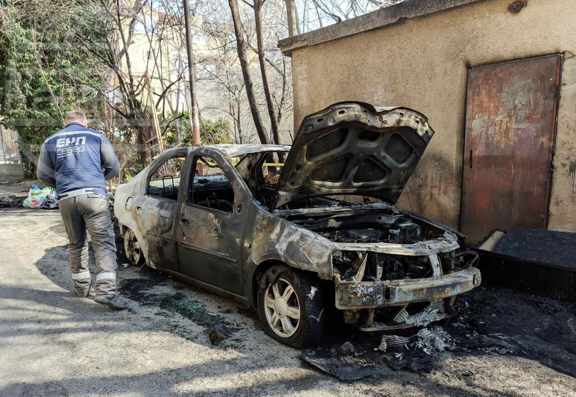 Огнена стихия обхвана автомобили във Варна СНИМКИ