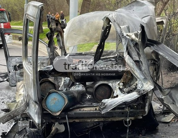 Кола се взриви в Пловдив СНИМКИ