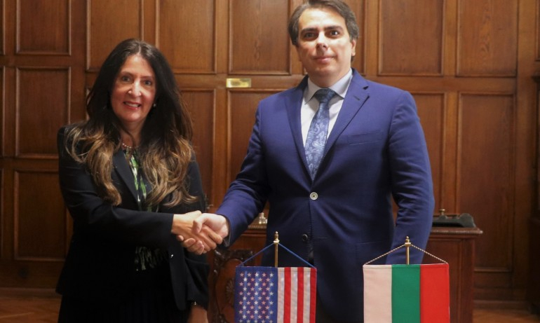 US посолството попари Асен Василев и го опроверга за скандално твърдение