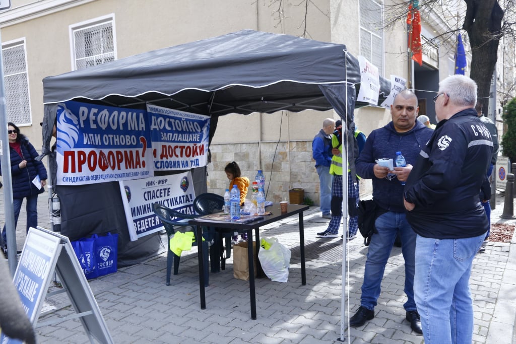 Фоторепортаж в БЛИЦ: Директно от протеста на МВР