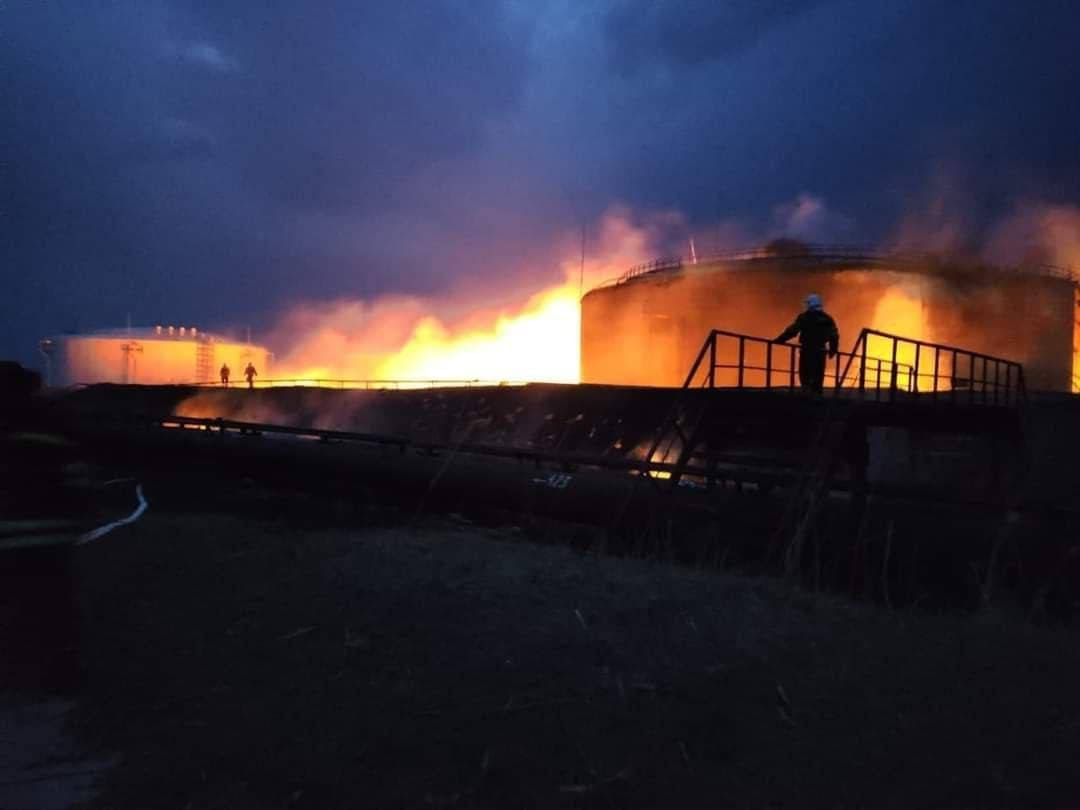 Още гасят пожара в ударената от украински хеликоптери база за гориво до Белгород СНИМКИ