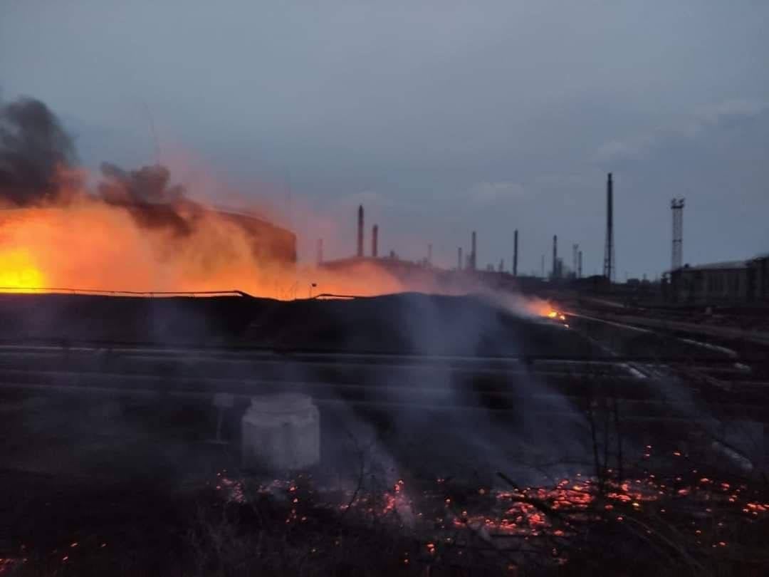 Още гасят пожара в ударената от украински хеликоптери база за гориво до Белгород СНИМКИ