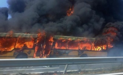 Зрелище! Автобус изгоря напълно на Подбалканския път СНИМКИ