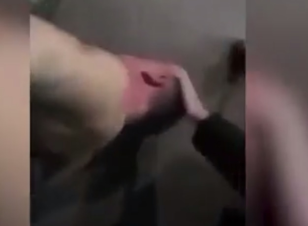Брутално ВИДЕО 18+: Спипаха гол полковник от ВСУ в оргия с травестити в Одеса 