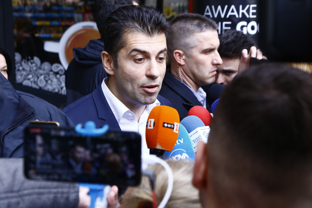 Мрежата изригна срещу Петков: Иска да пусне Скопие в ЕС през...