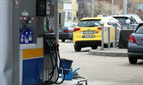 Няма лабаво: Цената на бензина хвърчи, ще ни тричат до откат ГРАФИКИ